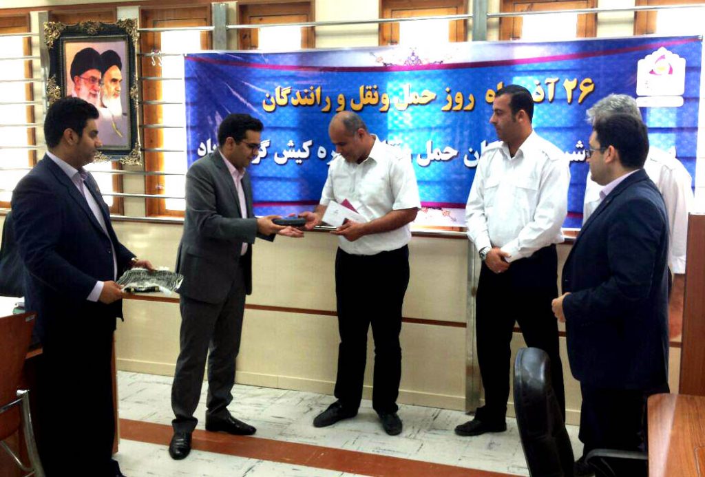 واگذاری ۱۴۰۰دستگاه کارتخوان توسط مؤسسه اعتباری کوثربه تاکسیرانان کیش