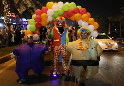 برگزاری کارناوال شادی و جنگ شبانه بیست و ششمین جشنواره تابستانی در کیش