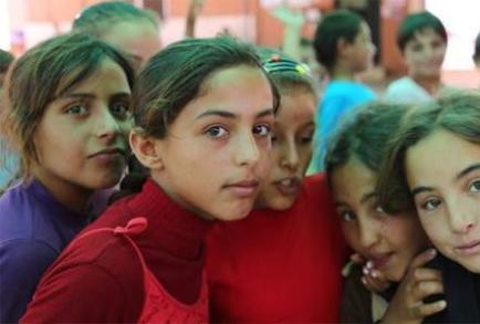 وضعیت زنان آواره سوری در ترکیه/ فروش دختران ۱۳ تا ۱۸ ساله به مردان مُسن ترک!