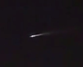 مشاهده یک شیء نورانی در حال عبور از آسمان جزیره کیش + ویدئو