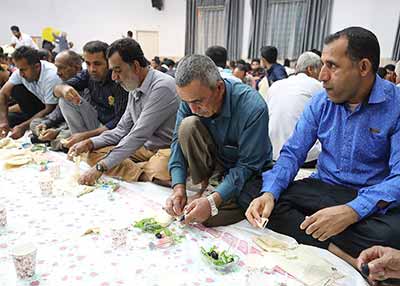 گزارش تصویری/ ضیافت افطاری با کارگران کمپ سحر
