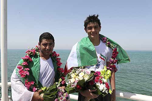 شنای ۱۸ کیلومتری شناگران کیش در روز خلیج فارس