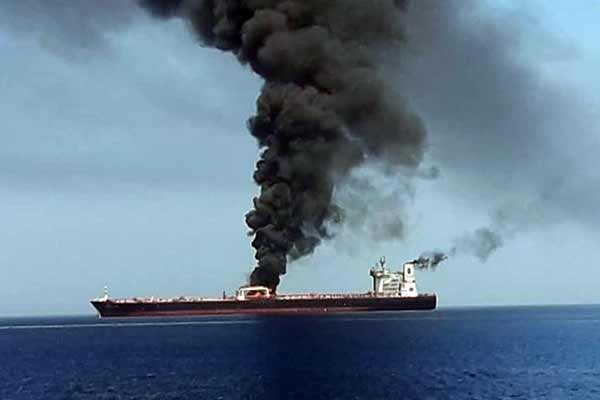 جزئیات حادثه آتش‌سوزی دو فروند نفتکش خارجی عبوری در دریای عمان/۴۴ نفر دریانورد نجات یافتند