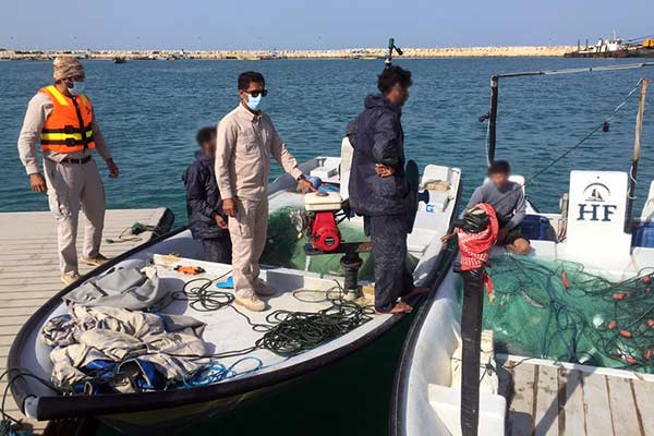 توقیف سه فروند قایق ماهیگیری غیرمجاز در آب‌های حوزه کیش