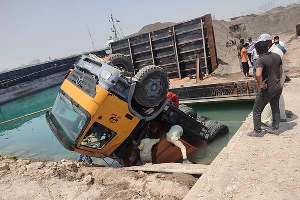 سقوط یک دستگاه کامیون به دریا در بندرگاه کیش +فیلم