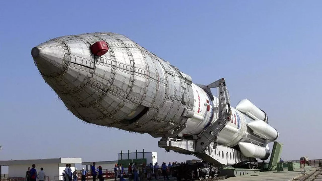 اولین نمایش موشک های فضایی “آنگارا” در نمایشگاه هوایی کیش در ایران