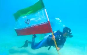فیلم | اهتزاز پرچم ایران در اعماق آبهای خلیج فارس