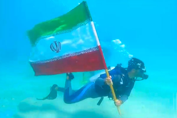 فیلم | اهتزاز پرچم ایران در اعماق آبهای خلیج فارس