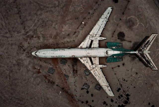 هواپیمای کنار کشتی یونانی جمع آوری می شود