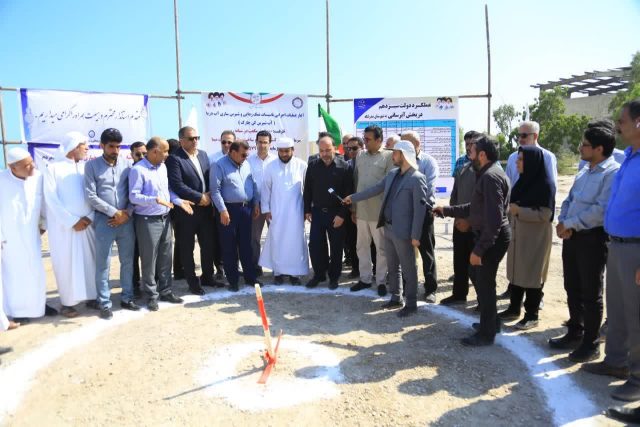 عملیات اجرایی احداث آبشیرینکن ۸۰۰۰ مترمکعبی بندرچارک آغاز شد
