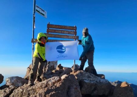 پرچم کیش بر فراز قله کنیا مونت آفریقا